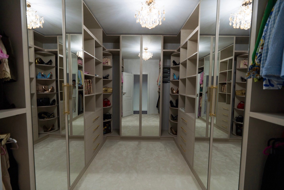 Lucrare de mobilier bespoke realizată la comandă, cu finisaje mate premium