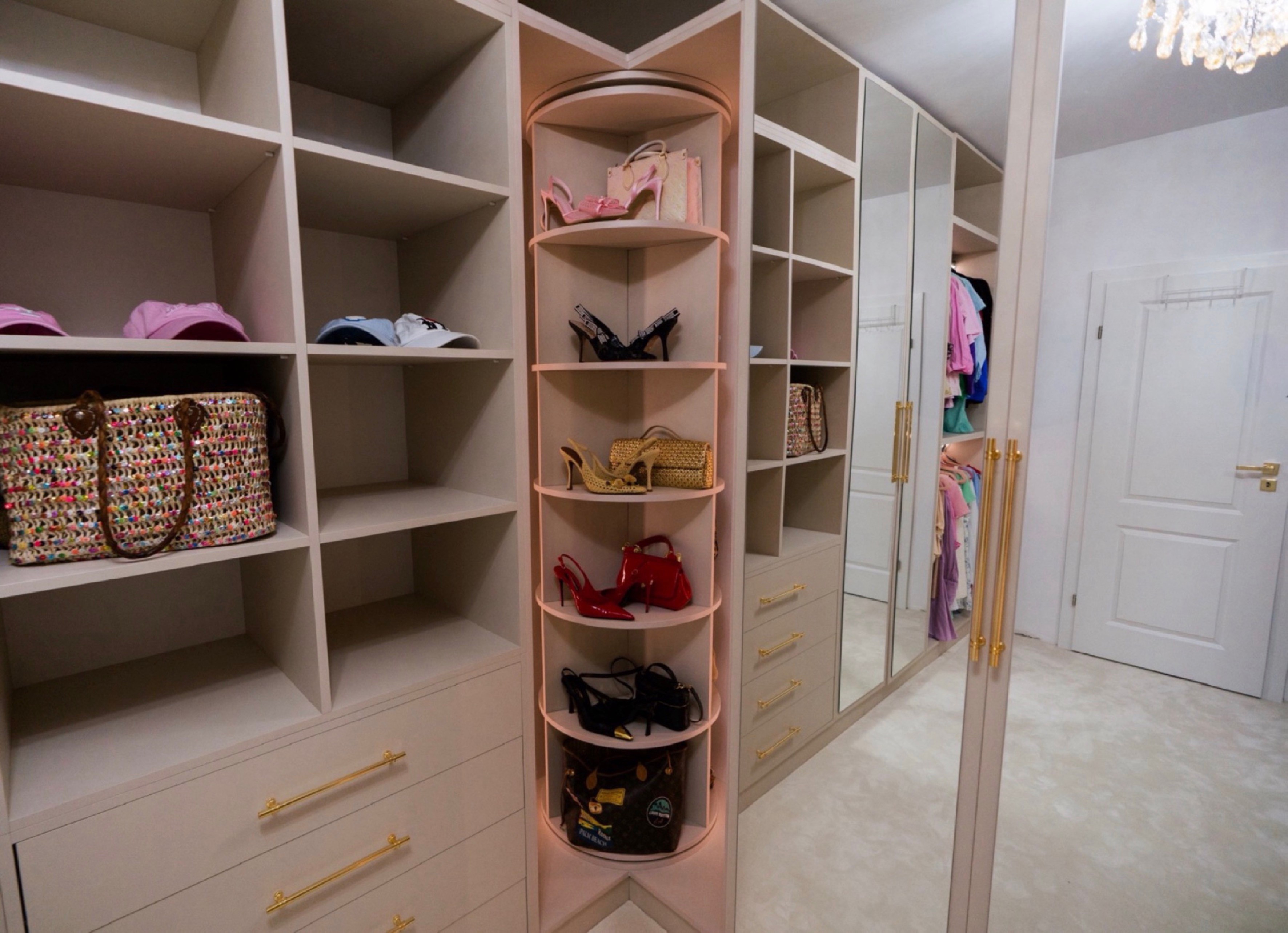 Lucrare de mobilier bespoke realizată la comandă