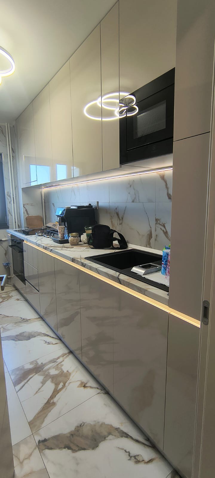 Lucrare de mobilier bespoke realizată la comandă
